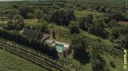 Kvl-bell fbl kszlt, romantikus, mgis minden komforttal felszerelt rnkhz szmedencvel, a gersekarti hegytetn